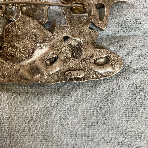 Vintage JJ Jonette Pewter Frog Band Trio Brooch - Picture 3 of 3